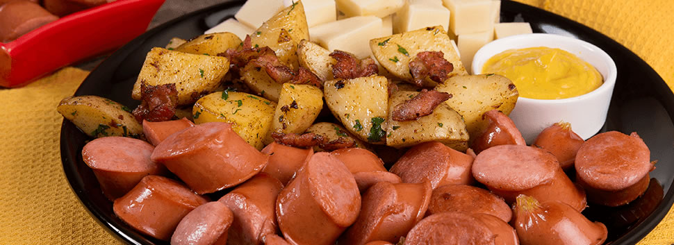 Bratwurst con mostaza y papas salteadas con tocino