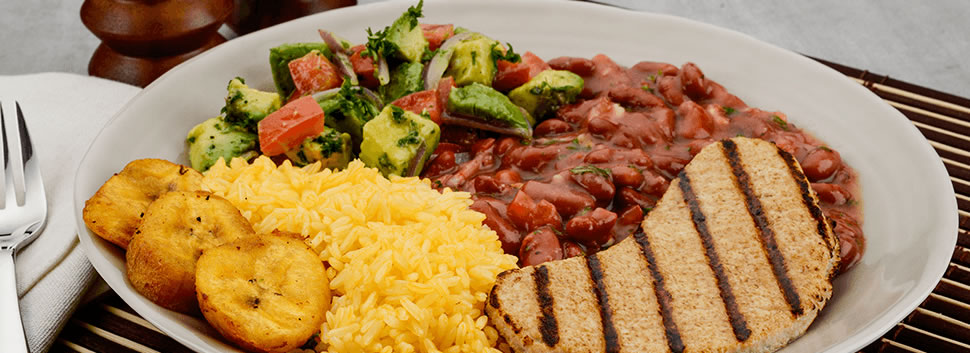 Filete de pollo asado con menestra de frejol