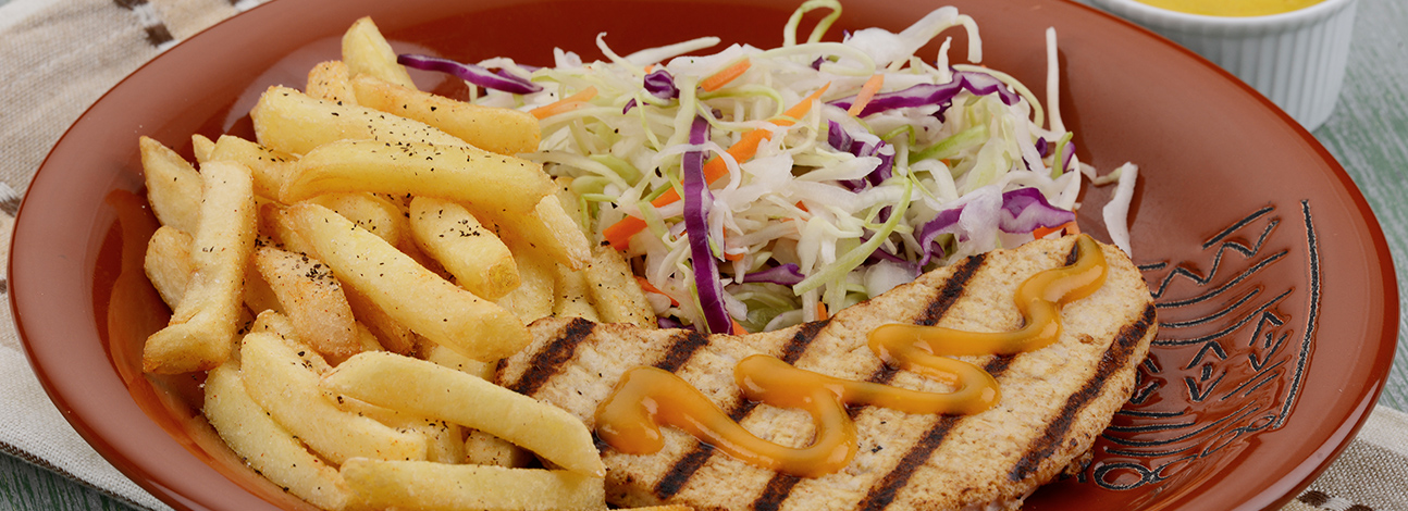 Filete de pollo asado con ensalada de col  y papas fritas