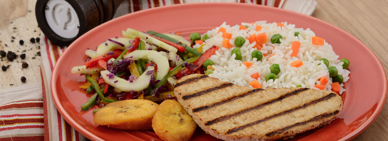 Filete de pollo asado con arroz fiesta y ensalada