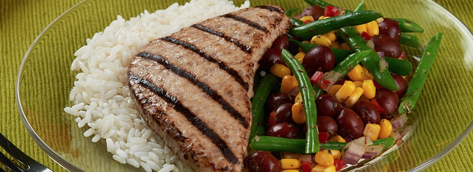 Filete de pollo asado con ensalada de vainitas y maíz