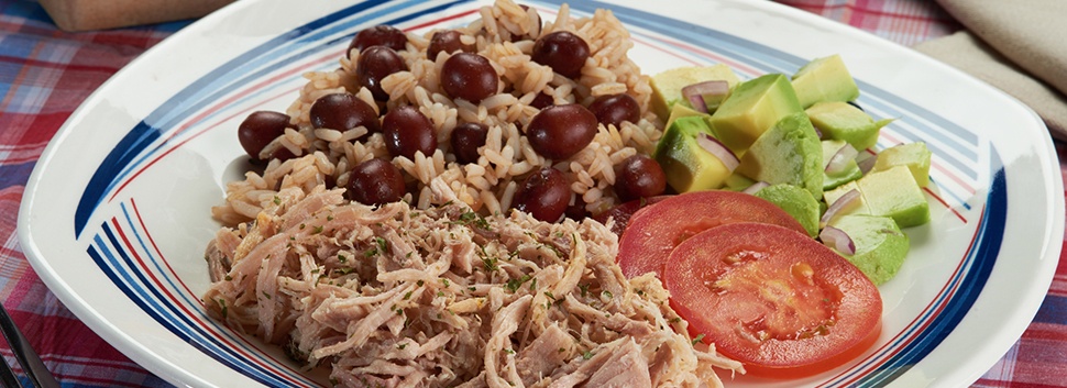 Arroz con fréjol y cerdo desmechado