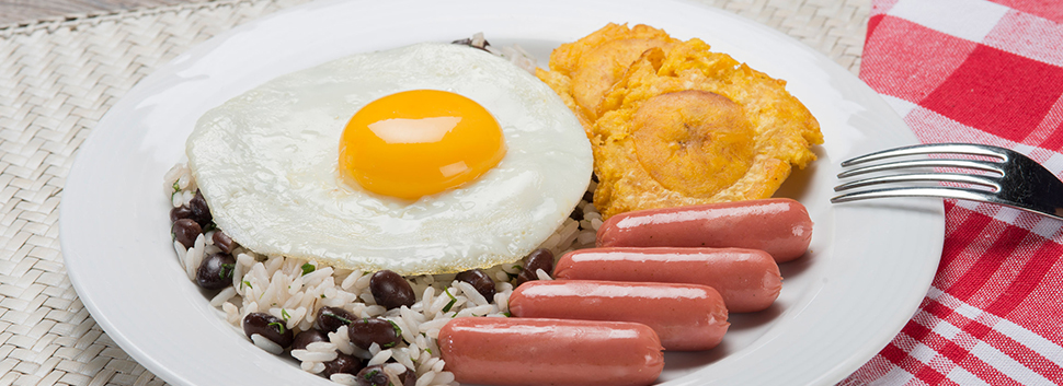 Arroz con moros y salchichas rancheras