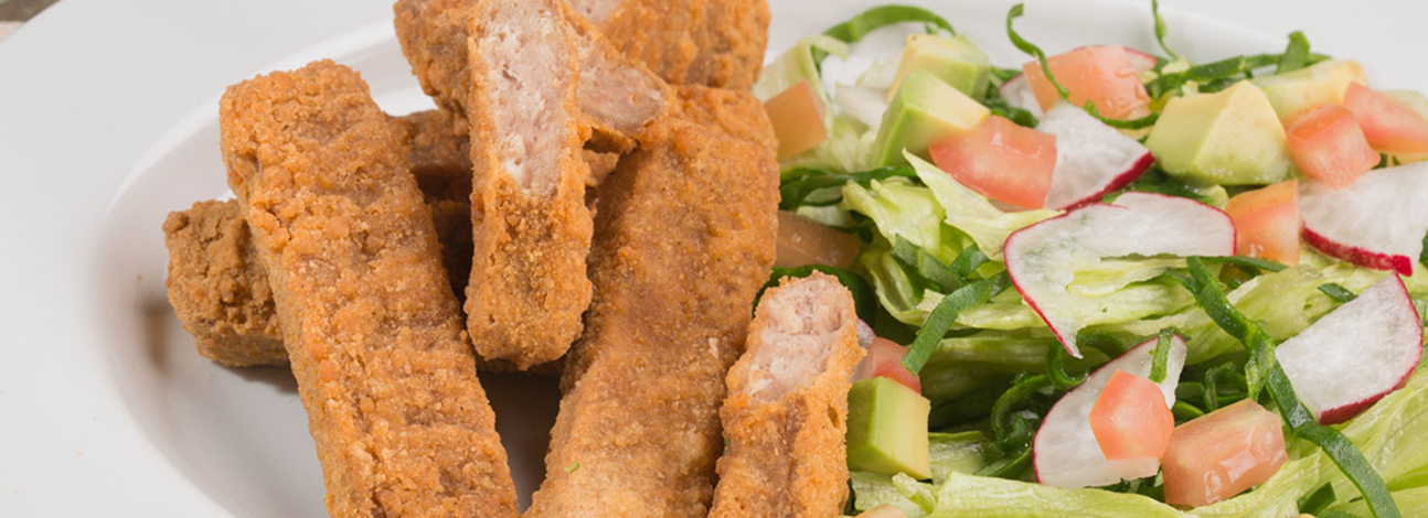 Dedos de pollo con ensalada fresca