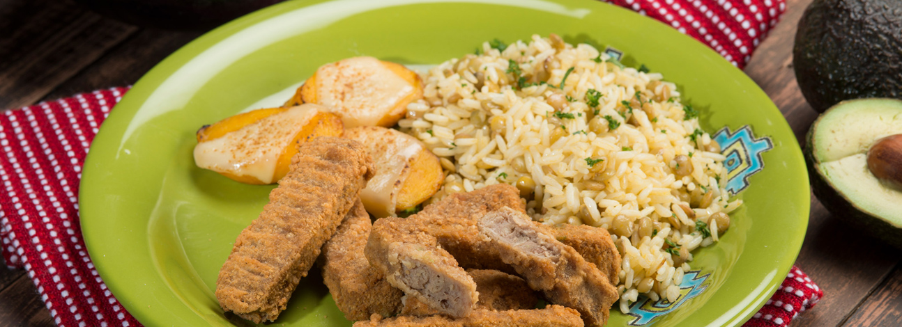 Dedos de pollo con ensalada de aguacate y  arroz con moros