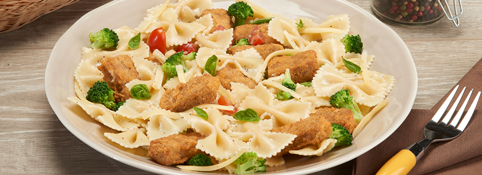 Dedos de pollo con ensalada de fideo