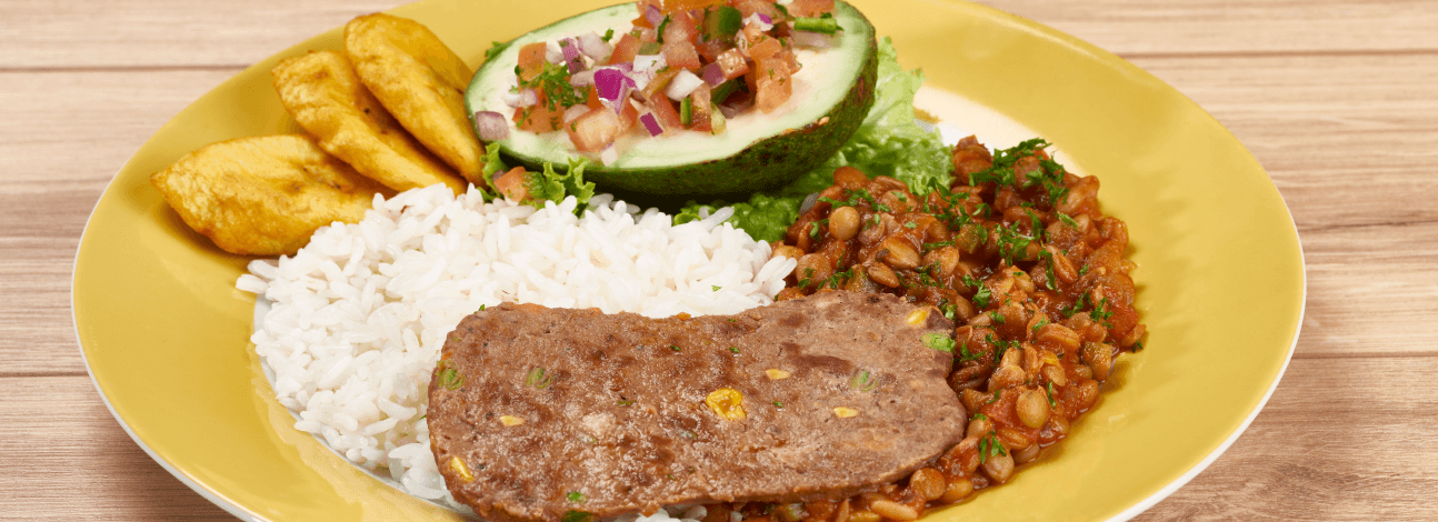 Carne con vegetales y menestra de lenteja