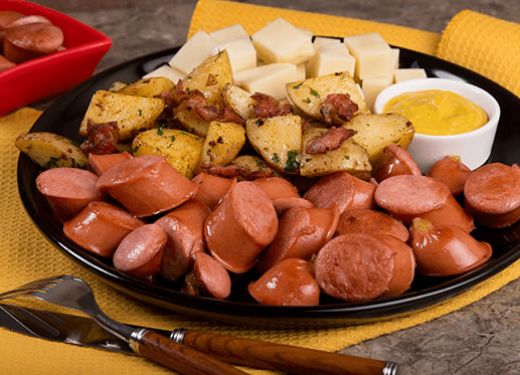 Bratwurst con mostaza y papas salteadas con tocino
