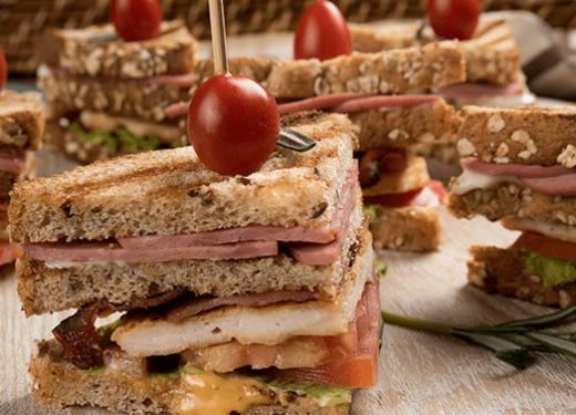 Mini sándwich de salchichón cervecero