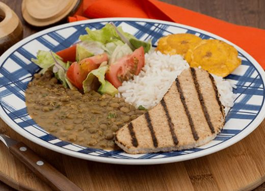 Filete de pollo asado con menestra de lentejas
