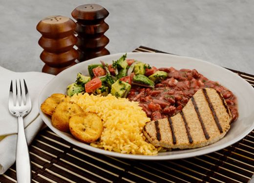 Filete de pollo asado con menestra de frejol