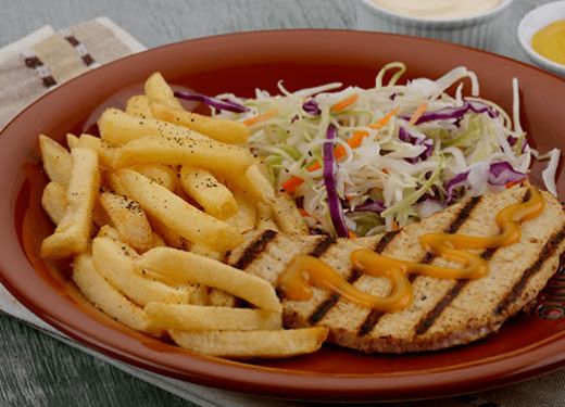 Filete de pollo asado con ensalada de col  y papas fritas