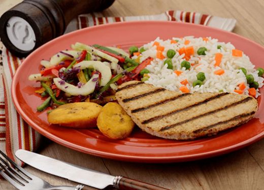 Filete de pollo asado con arroz fiesta y ensalada