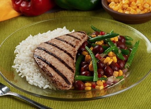 Filete de pollo asado con ensalada de vainitas y maíz