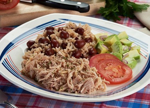 Arroz con fréjol y cerdo desmechado