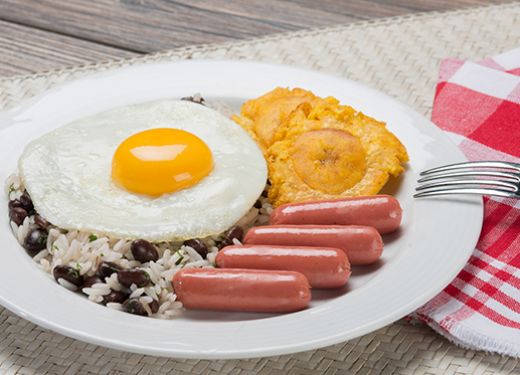 Arroz con moros y salchichas rancheras