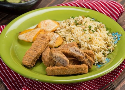 Dedos de pollo con ensalada de aguacate y  arroz con moros