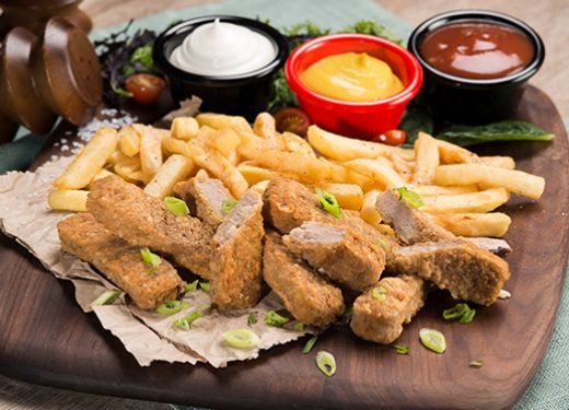 Dedos de pollo con papas fritas y salsas